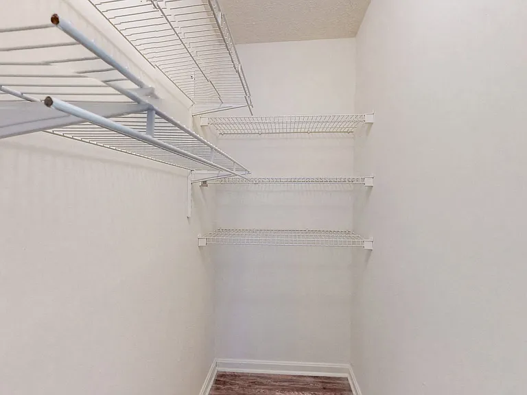 Hurstbourne Crossing Apartments — Photo 19