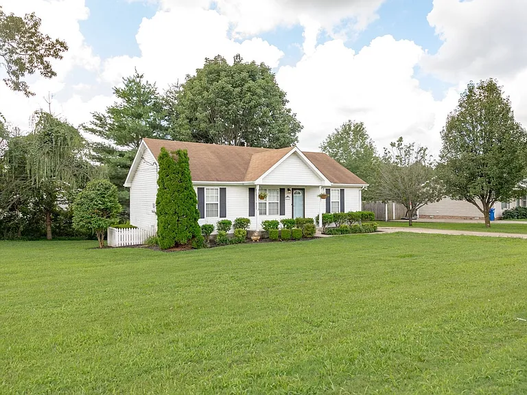 900 Granny White Rd — Photo 1