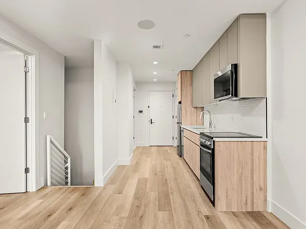 132 Willis Avenue image 1 of 21