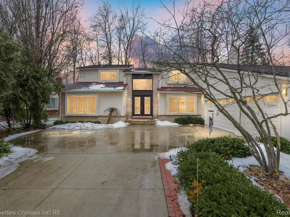 5896 Naneva Ct, West Bloomfield, MI 48322