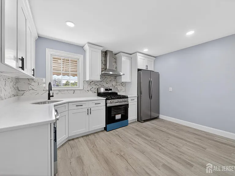 125 E Cherry St — Photo 6