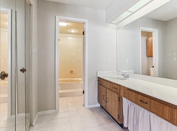 2nd image of 24 Avant Garde Cir Unit 24