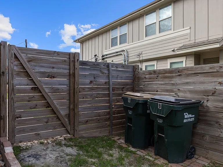 2215 Katy Ln #B — Photo 22