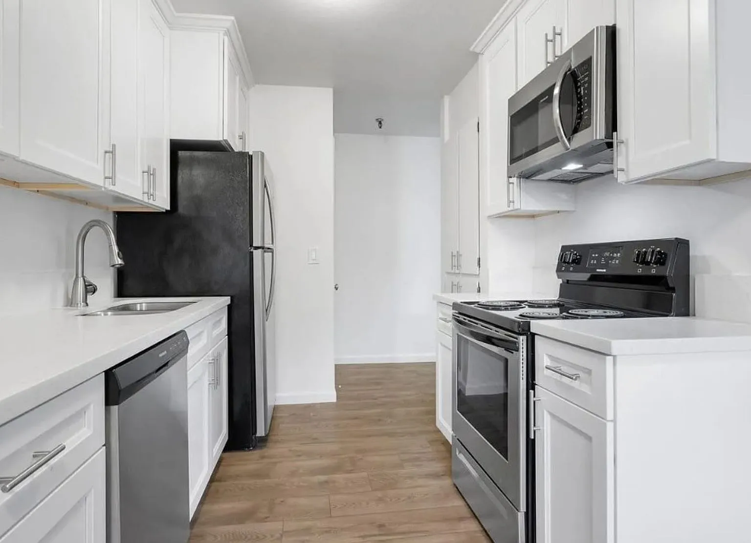 Sheri Hill Apartments - Raleigh Hills with Portland Conveniences — Photo 4
