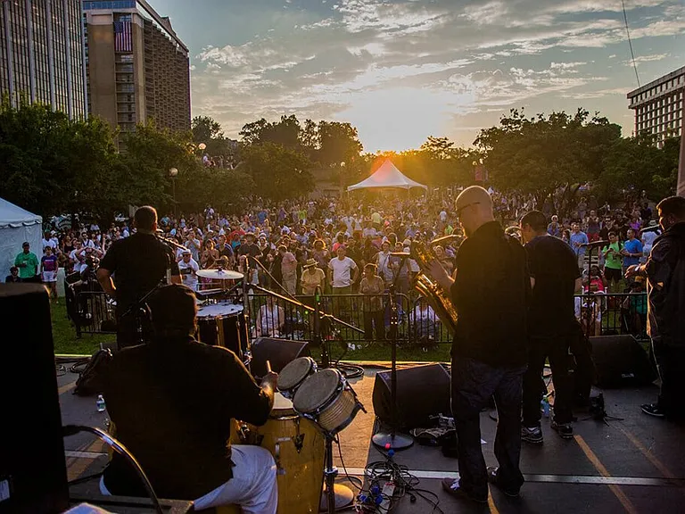 Enjoy the many events and activities hosted by the Rosslyn community throughout the year.