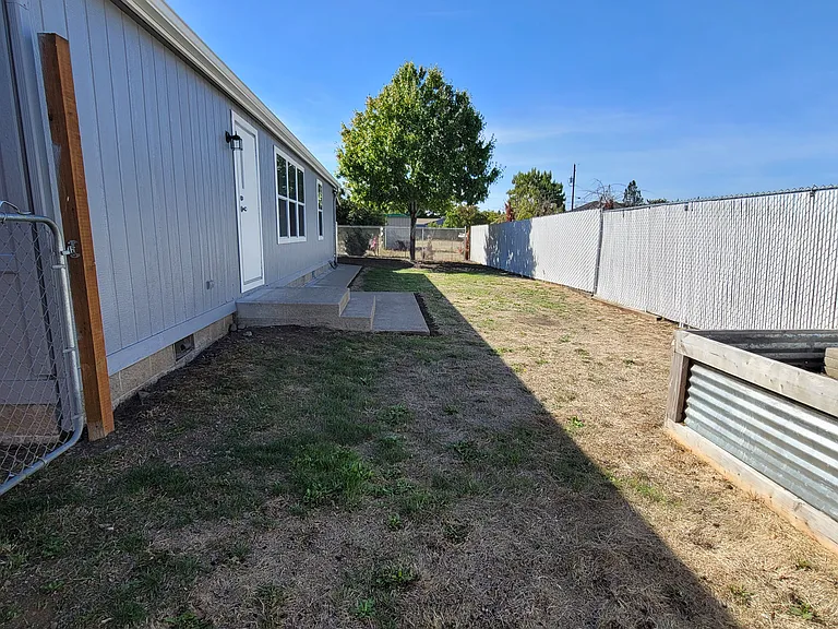 1047 W Vine St — Photo 11