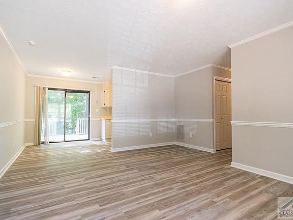 3rd image of 215 Woodridge Cir