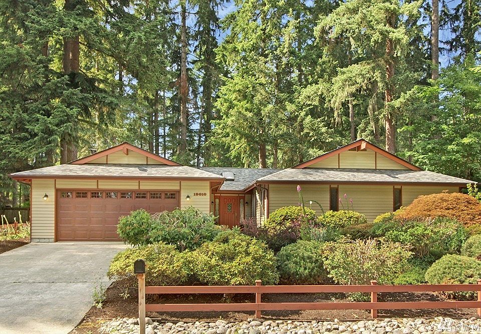 Imagine your lifestyle living in Cottage Lake Beach Club.  Wonderful rambler home on a 10K sqft flat lot.  You are in for a treat!! New Roof and 1 yr New Furnace & AC