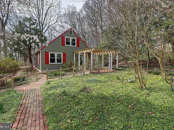 4th image of 520 Clarks Ln