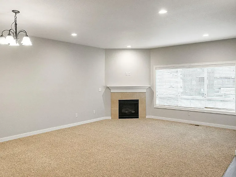 384 Market St NE — Photo 11