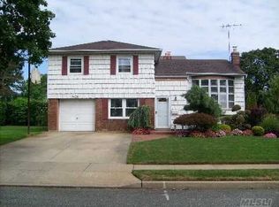 2811 S Saint Marks Ave, Bellmore, NY 11710