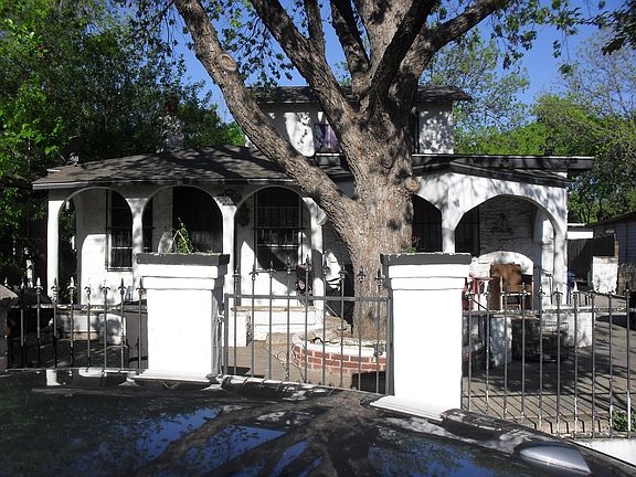 2nd image of 517 N San Eduardo Ave