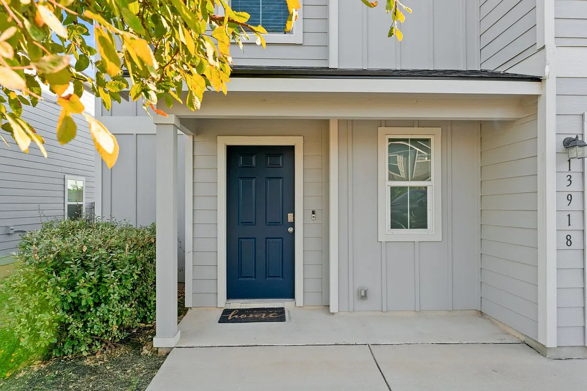 4 bed, 3.0 bath, 1842 sqft, $1,800 — Photo 2