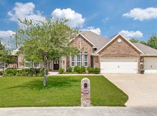 11219 Kings Point Blvd, Mont Belvieu, TX 77535