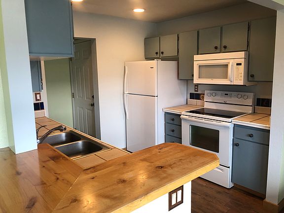 Well furnished kitchen with many amenities!