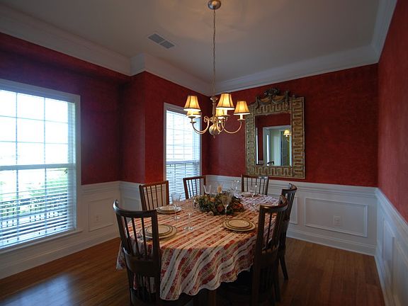 DINING ROOM W/ DOUBLE CROWN