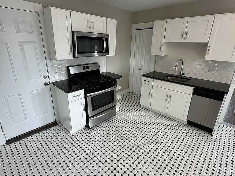 20-22 Lafayette Rd #2 — Photo 1