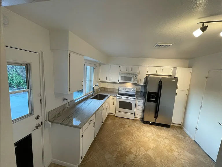 45685 Mountain View Ave — Photo 8