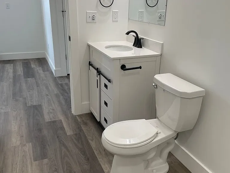 1008 W Charlotte St — Photo 15