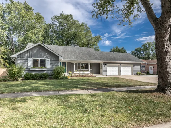 1223 Ridgeway Dr, Elgin, IL 60123