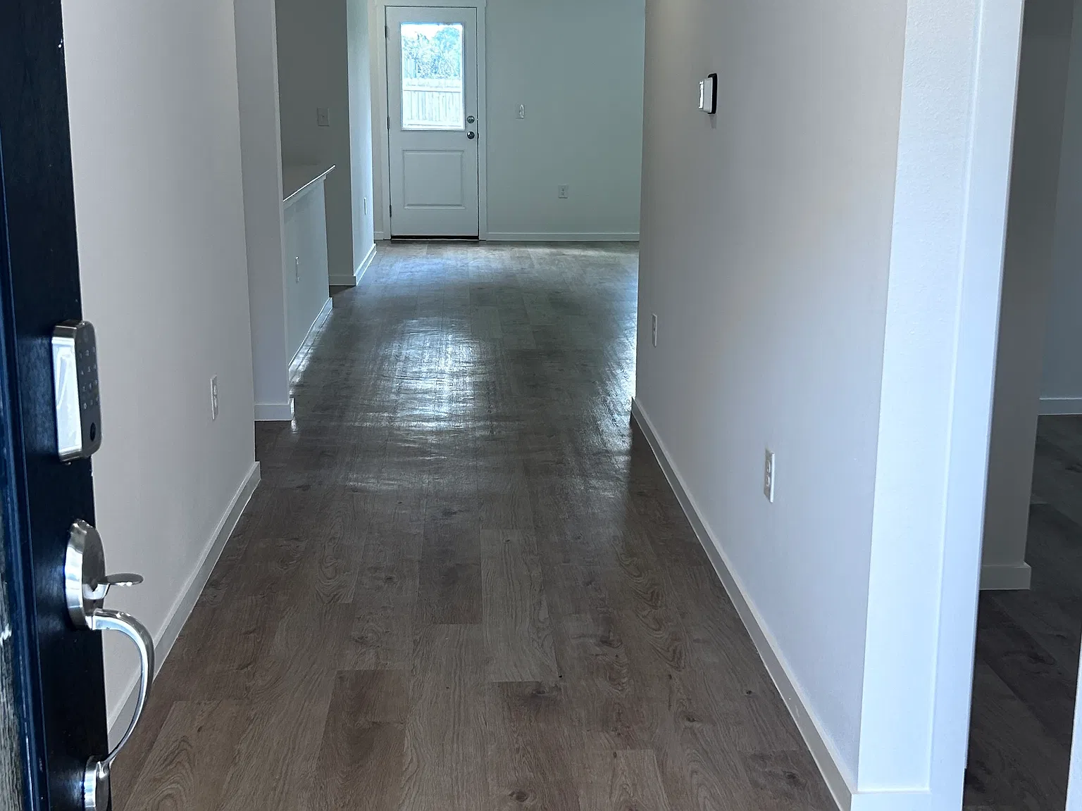 3 bed, 2.0 bath, 1569 sqft, $1,705 — Photo 2