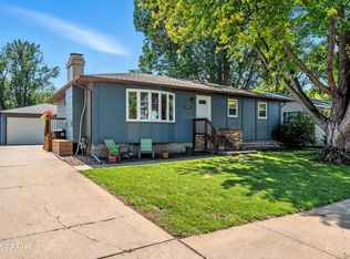 2009 Oakwood Ave, Grand Forks, ND 58201