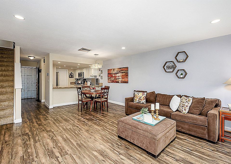 2nd image of 17 Oak Brook Pl