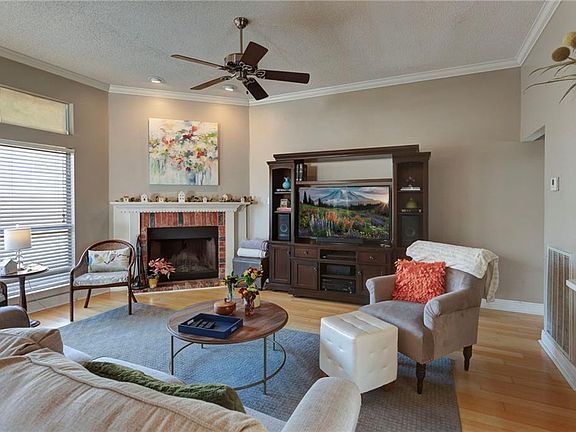 3rd image of 113 Willow Wood Dr