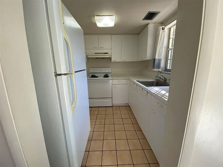 310 SW 11th Ct — Photo 6