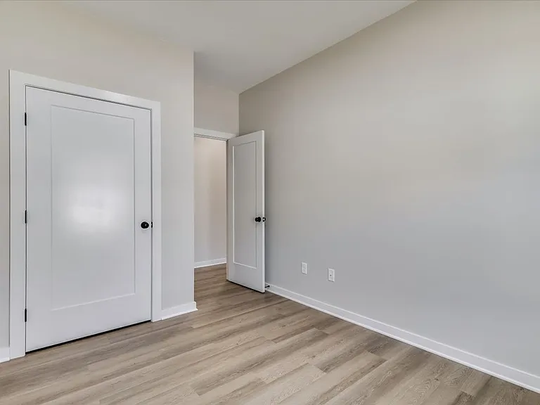 2315 W Macarthur Rd — Photo 21
