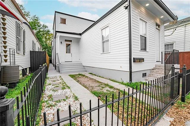 2119 Chippewa St — Photo 1