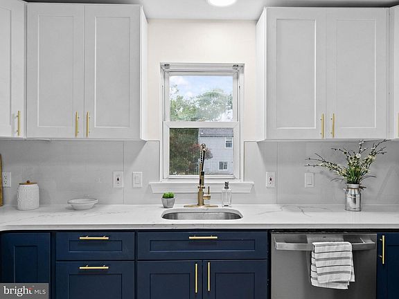 3rd image of 2703 Union Ave
