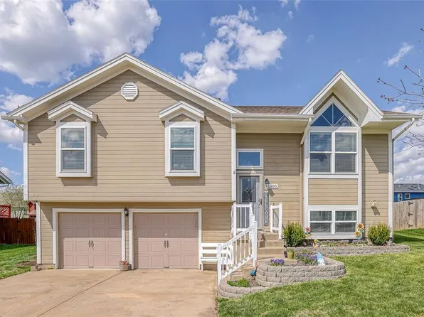 1300 Bradford Dr, Greenwood, MO 64034