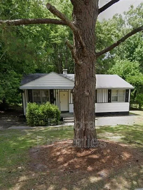 3 bed, 1.0 bath, 1200 sqft, $1,100 — Photo 1