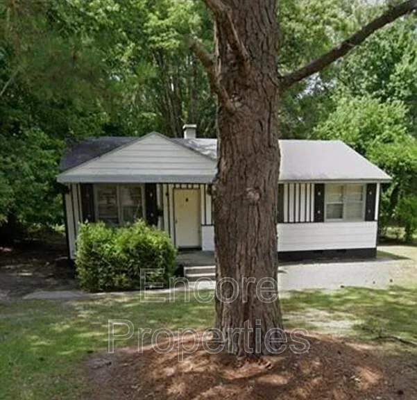 1102 Ferndale Ln — Photo 1