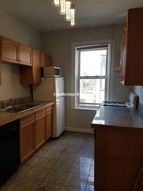 3 bed, 1.0 bath, $4,200 — Photo 3
