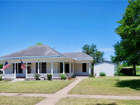 403 E 7th St, Flatonia, TX 78941