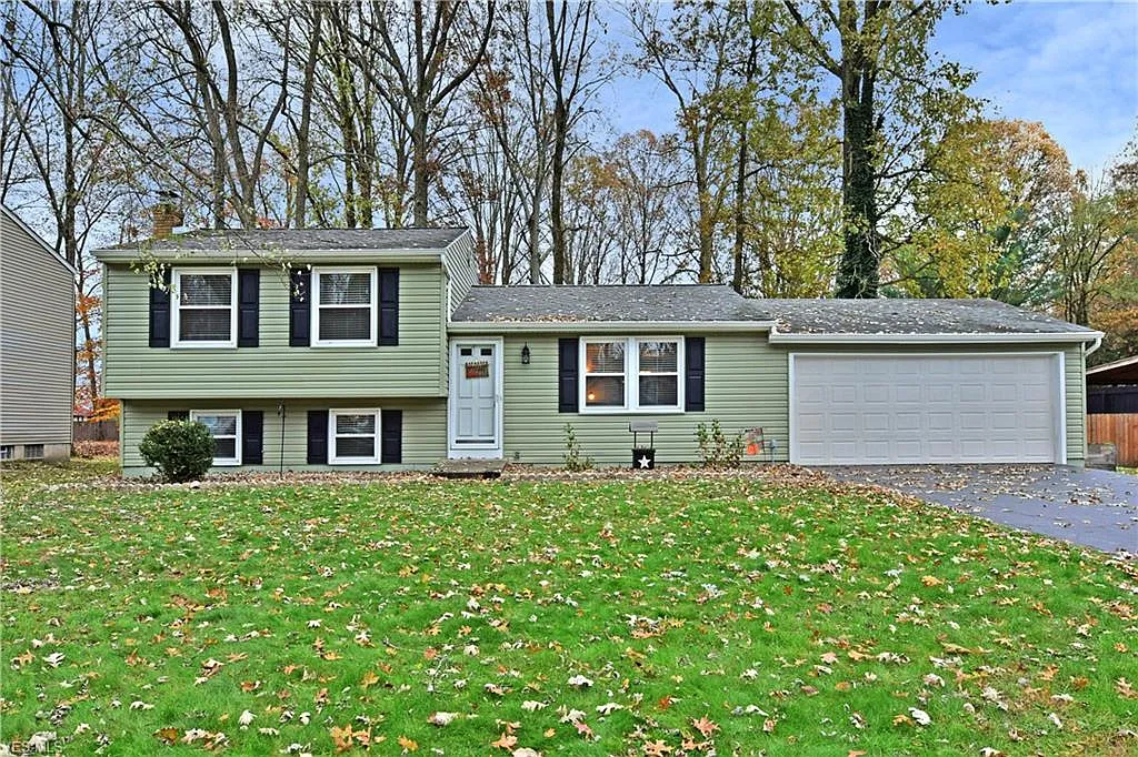 7720 Sutton Pl NE photo 1