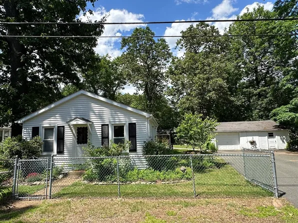 32 Bungalow St, Southwick, MA 01077