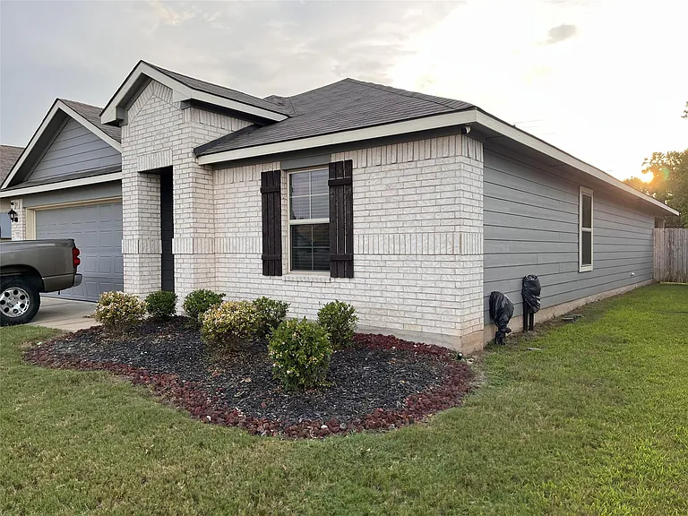 312 Comal Dr — Photo 3