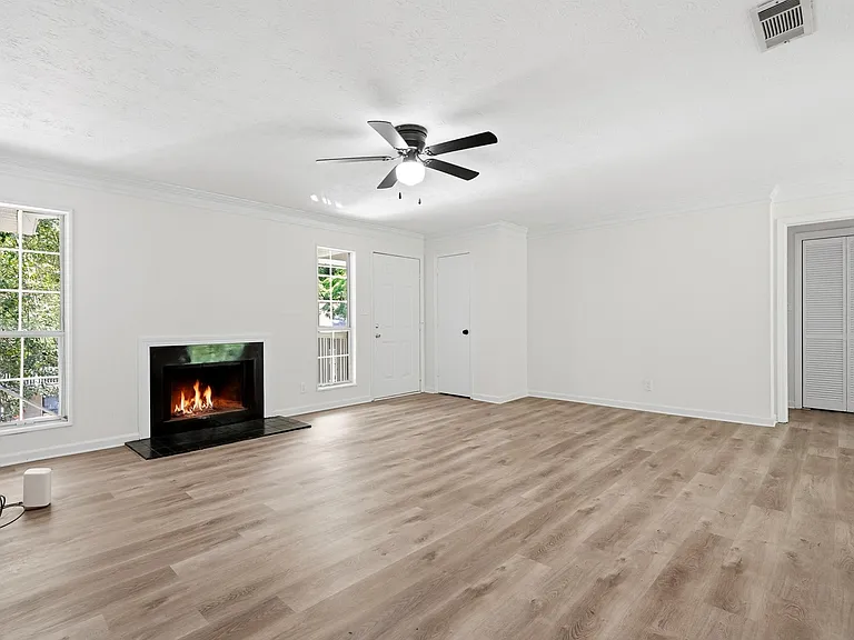 106 Sterling Ct — Photo 3