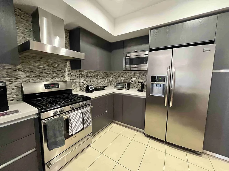 1747 N La Brea Ave — Photo 18