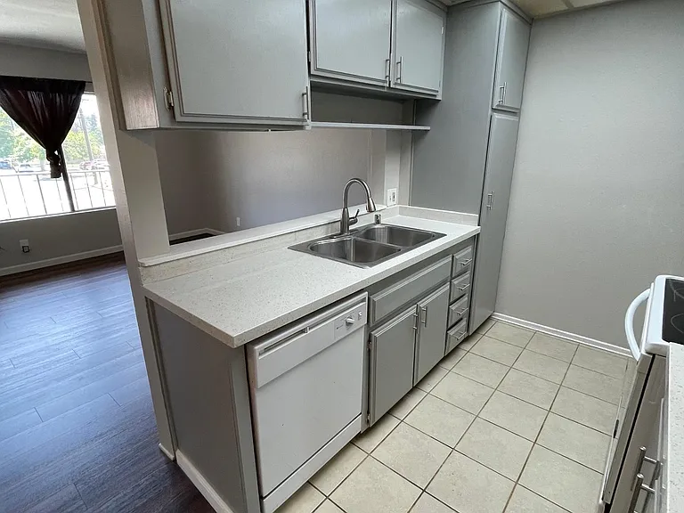 1735 E Washington St — Photo 9