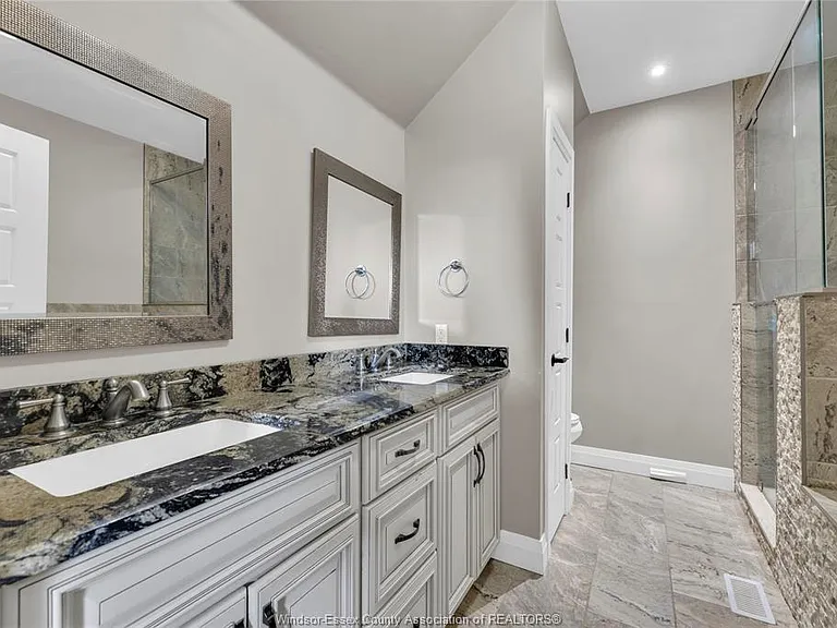 498 Sacred Heart Dr #UPPER — Photo 11