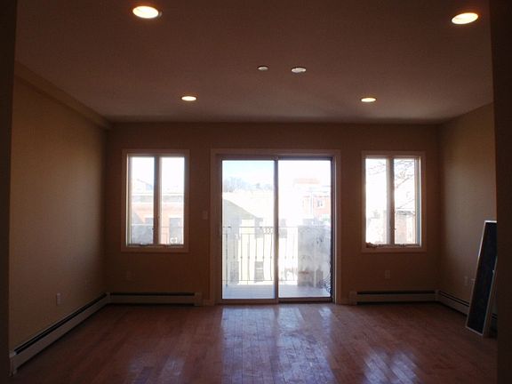 4th image of 3153 42nd St
