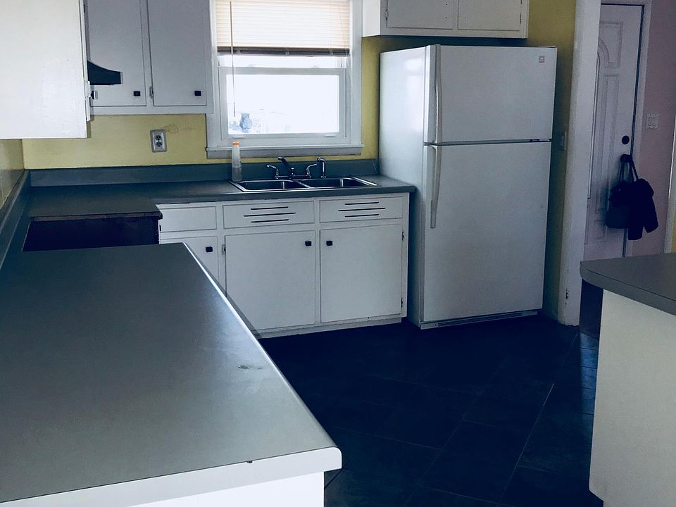 1st image of 828 Park Dr