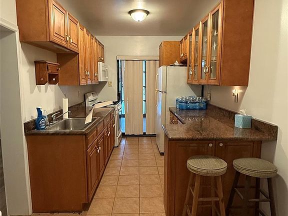 2nd image of 1240 Manor Avenue