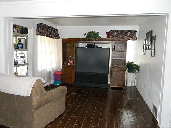 3rd image of 830 Lexington Dr