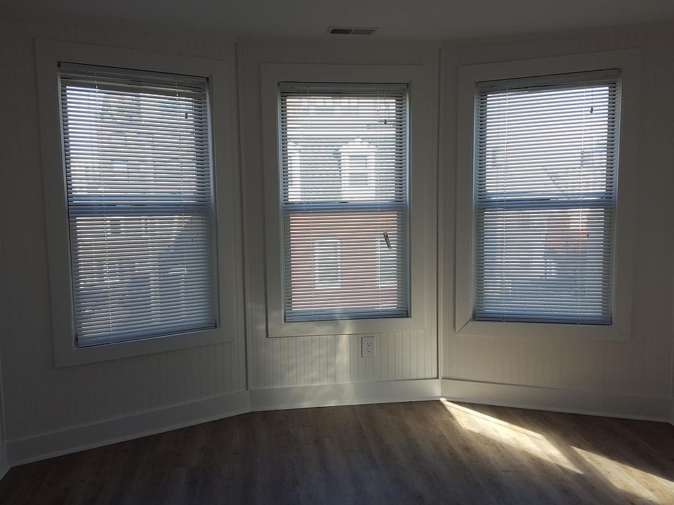 2nd image of 870 E 5th St #Front1