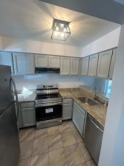 3 bed, 2019 sqft, $5,800 — Photo 2